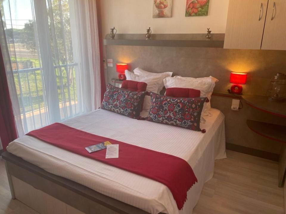 Hotel Le Mediterranee Hyeres Bagian luar foto